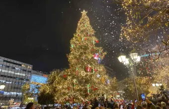 Φωταγωγήθηκε το χριστουγεννιάτικο δέντρο στην πλατεία Συντάγματος