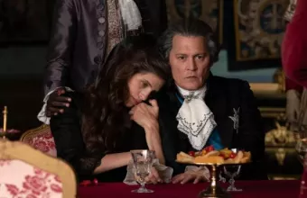 Ο Johnny Depp ως βασιλιάς Λουδοβίκος XV 