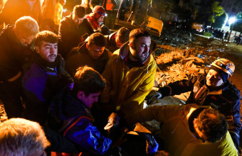 Σεισμοί σε Τουρκία και Συρία: Πάνω από 2.600 νεκροί και 11.000 τραυματίες