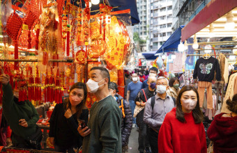 Χονγκ Κονγκ καταργεί τηn μάσκα προστασίας