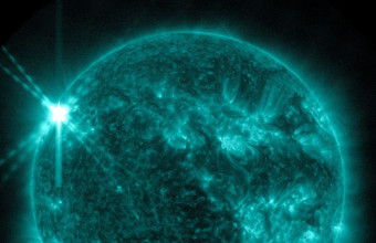 NASA: Η στιγμή που ο Ήλιος εκπέμπει ηλιακή έκλαμψη