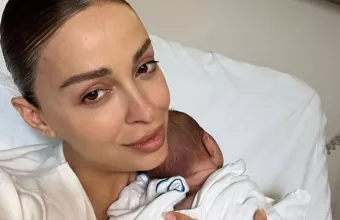 Η Ελένη Φουρέιρα θηλάζει το μωρό της 