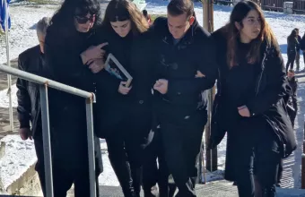Η αρραβωνιαστικιά με τη φωτογραφία στα χέρια 