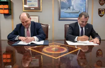 Οι δύο υπουργοί υπέγραψαν στο Πόρτσμουθ  τη Διακήρυξη Ενιαίου Οράματος,