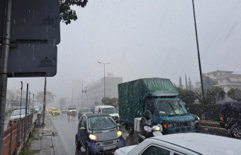 Κακοκαιρία Μπάρμπαρα: Χιονίζει τώρα στην Αθήνα, σε Χολαργό και Γλυκά Νερά