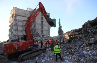 77χρονη ανασύρθηκε ζωντανή από τα ερείπια στην Τουρκία