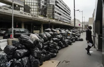 Γαλλία: 10.000 τόνοι σκουπίδια παραμένουν στους δρόμους του Παρισιού