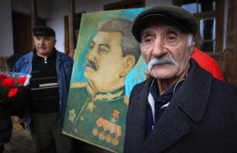 Εκατοντάδες Ρώσοι συγκεντρώθηκαν στην Κόκκινη Πλατεία για τα 70 χρόνια από τον θάνατο του Στάλιν