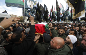 Συρία: Χιλιάδες Κούρδοι συμμετείχαν στις κηδείες των θυμάτων επίθεσης μαχητών προσκείμενων στην Τουρκία
