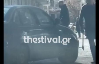 Θεσσαλονίκη: Σκηνές από ταινία τρόμου στη μέση του δρόμου – Πήγε να του επιτεθεί με τσεκούρι (Δείτε βίντεο)