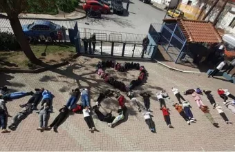 Λάρισα: Μαθητές δημοτικού σχημάτισαν με τα σώματά τους το όνομα της αδικοχαμένης 21χρονης Κλαούντιας