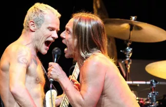 Ο Ίγκι Ποπ με τον Flea