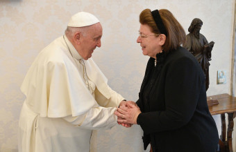 Η Μενδώνη με τον Πάπα Φραγκίσκο