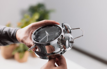 Μια ώρα μπροστά τα ρολόγια: Ποιες οι επιπτώσεις στην υγεία μας