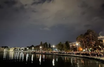 «Βούλιαξε» η παραλία του Βόλου τη Μ. Παρασκευή – Στον Επιτάφιο θρήνο οι Βολιώτες