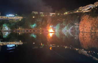Ηράκλειο - Πάσχα: Το κάψιμο του Ιούδα στη λίμνη του Αγίου Νικολάου - Δείτε βίντεο