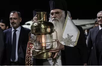 Στην Αθήνα το Άγιο Φως - Μεταφέρεται σε όλη τη χώρα