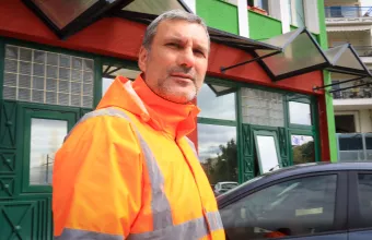 Θεσσαλονίκη: Εργαζόμενος στην καθαριότητα παρέδωσε πορτοφόλι με 1.500 ευρώ