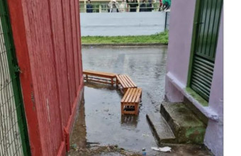 Κακοκαιρία- Τρίκαλα: Έφτιαξαν γέφυρα με καθίσματα για να φύγουν τα παιδιά