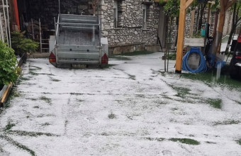 Ο καιρός τρελάθηκε: Το… έστρωσε με χαλάζι στα ορεινά της Ελασσόνας - Βίντεο και φωτογραφίες