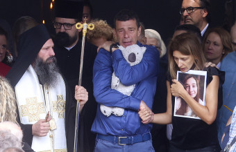 Σερβία: Οι πρώτες κηδείες θυμάτων από τις δύο μαζικές δολοφονίες