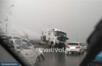 Σοβαρό τροχαίο πριν λίγο στη Θεσσαλονίκη: Εκτροπή φορτηγού στο Δερβένι - Δείτε φωτογραφία