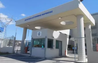 Βόλος: Προσπάθησε να «πασάρει» ηρωίνη σε 20χρονο στα κρατητήρια