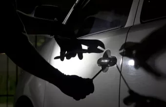Θεσσαλονίκη: «Άνοιγαν» πολυτελή αυτοκίνητα στην Καλαμαριά - Πάνω από 12.000 ευρώ και ηλεκτρονικές συσκευές η λεία τους