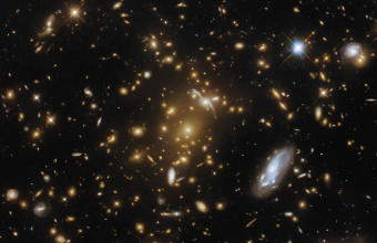 NASA: Το Hubble καταγράφει μία μοναδική φωτογραφία ενός σμήνους γαλαξιών με κάμψη φωτός