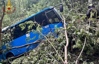 Ιταλία: Σχολικό λεωφορείο έπεσε σε γκρεμό - Αναφορές για τραυματισμένα παιδιά
