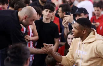 Τα είπαν στο ημίχρονο Σπανούλης και Αντετοκούνμπο στο ΣΕΦ