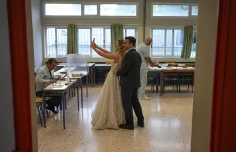 Από το γαμήλιο γλέντι... στις κάλπες νεόνυμφο ζευγάρι 