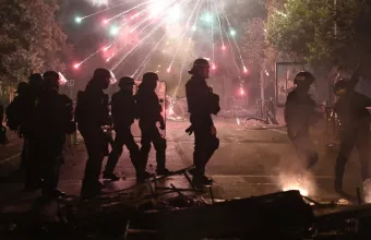 τους δρόμους της Γαλλίας απόψε είχαν αναπτυχθεί τουλάχιστον 40.000 αστυνομικοί.