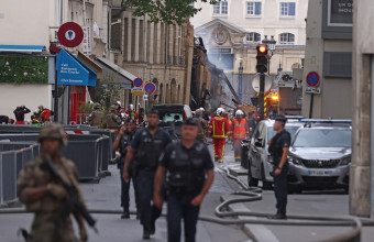 Σορός εντοπίστηκε στα ερείπια του κτιρίου που κατέρρευσε από την έκρηξη στο Παρίσι