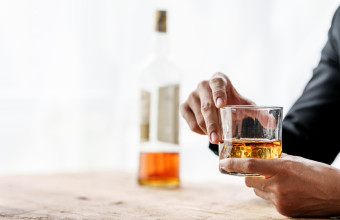 Η τακτική κατανάλωση αλκοόλ μπορεί να αυξήσει την αρτηριακή πίεση ακόμα και σε ενήλικες χωρίς υπέρταση σύμφωνα με έρευνα
