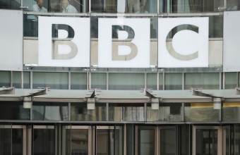 «Σάλος» στο BBC με γνωστό παρουσιαστή που φέρεται να πλήρωνε έφηβο να του στέλνει πορνογραφικές φωτογραφίες