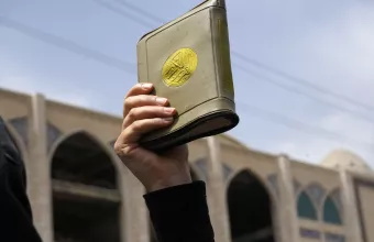 Διαδηλωτές καίνε αντίτυπο του Κορανίου μπροστά από την πρεσβεία της Αιγύπτου στην Κοπεγχάγη