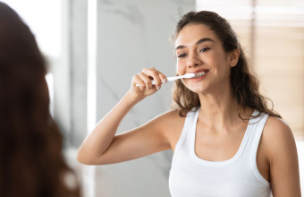 Ο τρόπος που πλένεις τα δόντια επηρεάζει την επιδερμίδα του προσώπου σου
