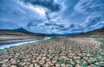 «Αν θέλουμε οι καύσωνες να μη θέσουν σε κίνδυνο την υγεία των πιο ευάλωτων, θα πρέπει να προβούμε σε πλήρη αναθεώρηση της οργάνωσης της εργασίας και των συνηθειών σε μεγάλο αριθμό χωρών», αναφέρει η Liberation