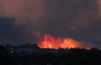Αγώνας για την κατάσβεση πολλαπλών μετώπων φωτιάς σε Έβρο, Φυλή, Ασπρόπυργο