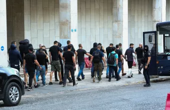 Νέα Φιλαδέλφεια: Πατέρας συλληφθέντα για τα αιματηρά επεισόδια μιλά στην κροατική TV