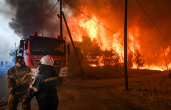 Μεγάλη φωτιά σε δασική έκταση στο Μαρκόπουλο - Ωρωπού
