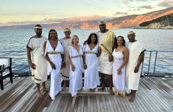 Ο Magic Johnson διαφημίζει ξανά στην Ελλάδα και φοράει χλαμύδα - Φωτογραφίες