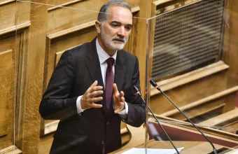 Σαλμάς στη Βουλή: Αυστηρή κριτική στην κυβέρνηση για τις χρεώσεις των τραπεζών