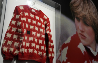 Το κόκκινο πουλόβερ της πριγκίπισσας Νταϊάνας δημοπρατήθηκε για 1,1 εκ. δολάρια