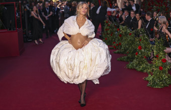 Έλαμψε στο Vogue World Show η έγκυος Σιένα Μίλερ