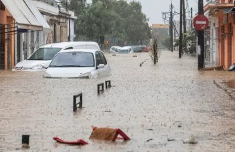 Κακοκαιρία Daniel- Μαγνησία: Λεωφορείο του ΚΤΕΛ παρασύρθηκε στη θάλασσα