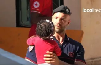 Αστυνομικός «νταντεύει» κοριτσάκι από τη Σομαλία στη Λαμπεντούζα 