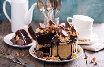 Κέικ με frosting φιστικοβούτυρου και σοκολάτας 