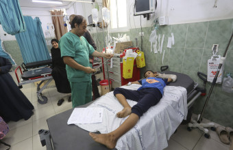 Δεκάδες σοροί σε νοσοκομείο της Γάζας- Γιατροί χειρουργούν σε διαδρόμους 